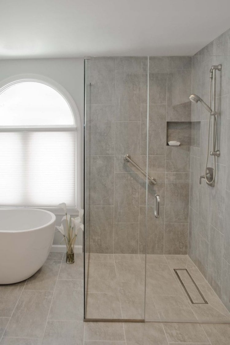 Ebenerdige Dusche -badewanne-freistehend-duschkabinne-armatur-glastueren-blumen-vase-fenster