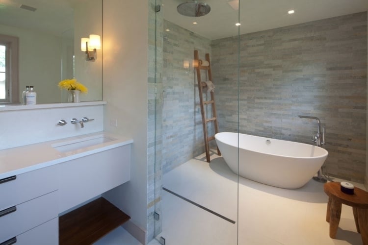 Ebenerdige Dusche -badewanne-freistehend-weiss-wand-stein-grau-waschtisch-spiegelwand-leiter