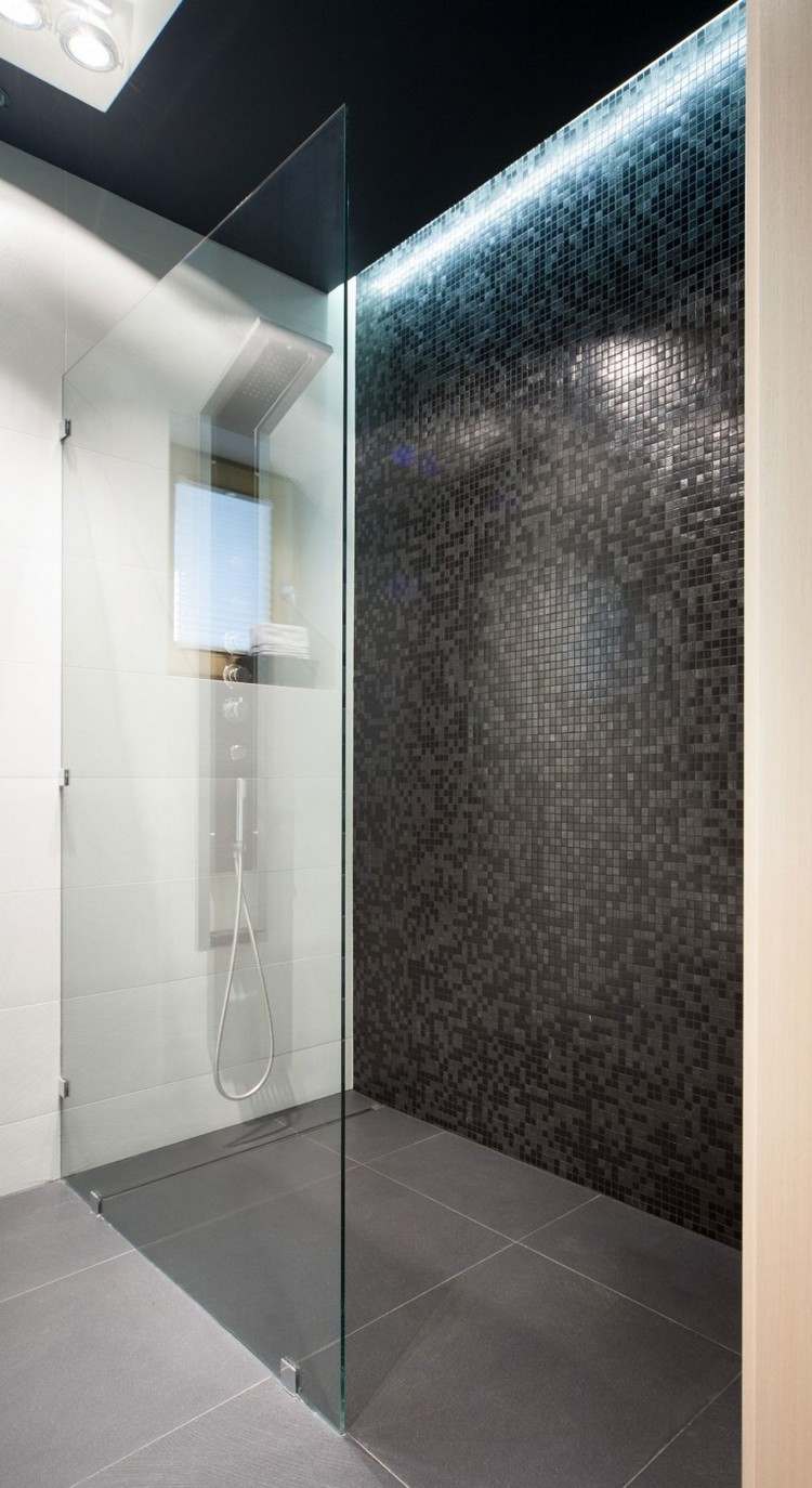 ebenerdige-dusche-badezimmer-schwarze-mosaikfliesen-led-deckenbeleuchtung