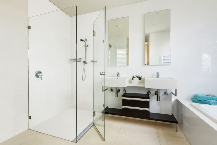 Ebenerdige Dusche -doppelwaschtisch-schwarz-weiss-cremeweiss-spiegel-badewanne-dusche-glastuer