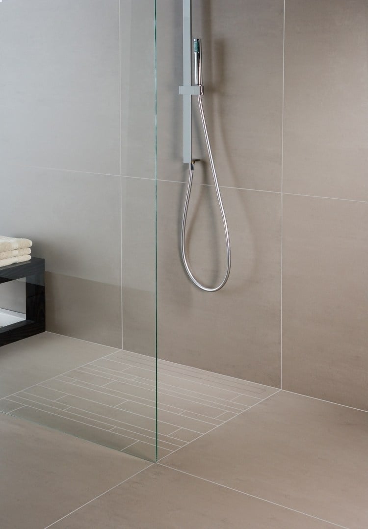 ebenerdige-dusche-fliesen-beige-armatur-glas-modern-schlicht-minimalistisch