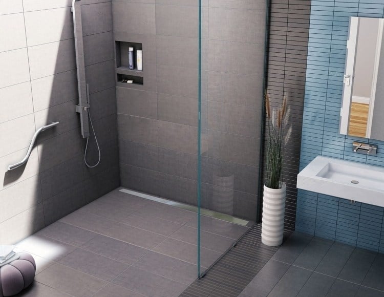 ebenerdige-dusche-fliesen-grau-blau-waschbecken-spiegelschrank-armatur-trennwand-glas