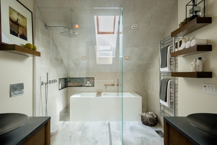 Ebenerdige Dusche -marmor-dachschraege-verglasung-dachfenster-waschtische-gegenueber