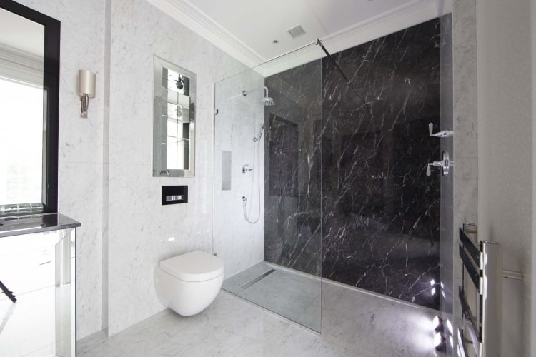 ebenerdige-dusche-marmor-schwarz-weiss-klo-duschkabine-beleuchtung-glaswand-glastuer-modern-klassisch
