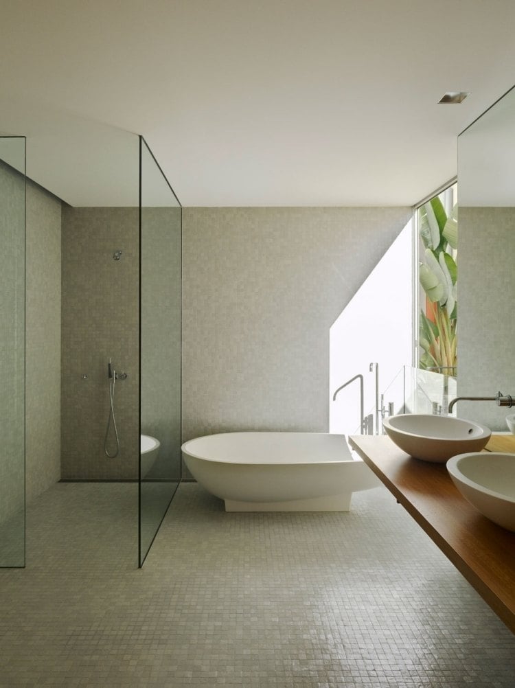 Ebenerdige Dusche -modern-mosaikfliesen-badewanne-weiss-freistehend-duschkabine-doppelwaschtisch-holzplatte
