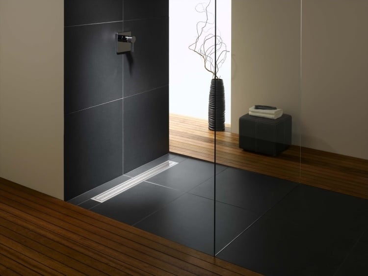 ebenerdige-dusche-schwarz-holzboden-duschkabine-modern-design-glastuer