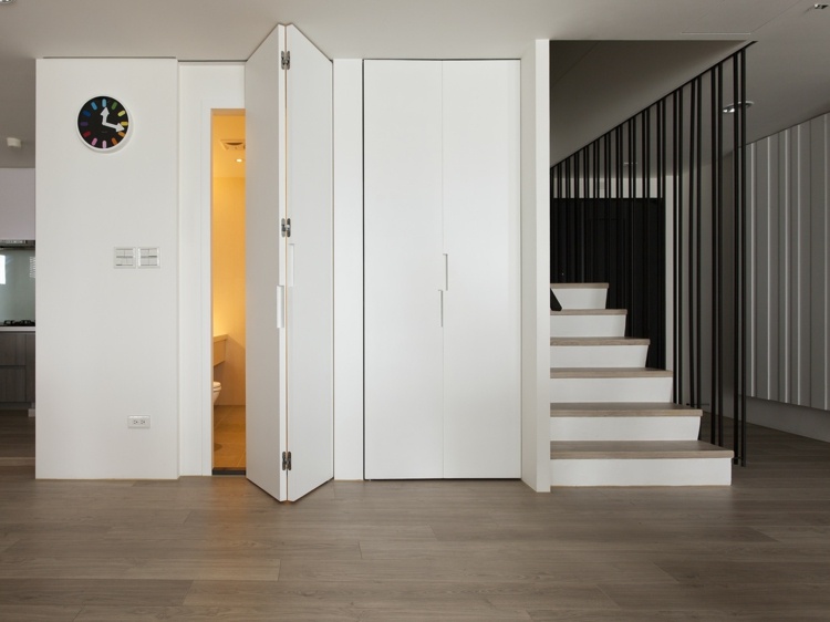 einrichtung mit minimalistisch asiatischem design falttuer weiss gaestezimmer treppe