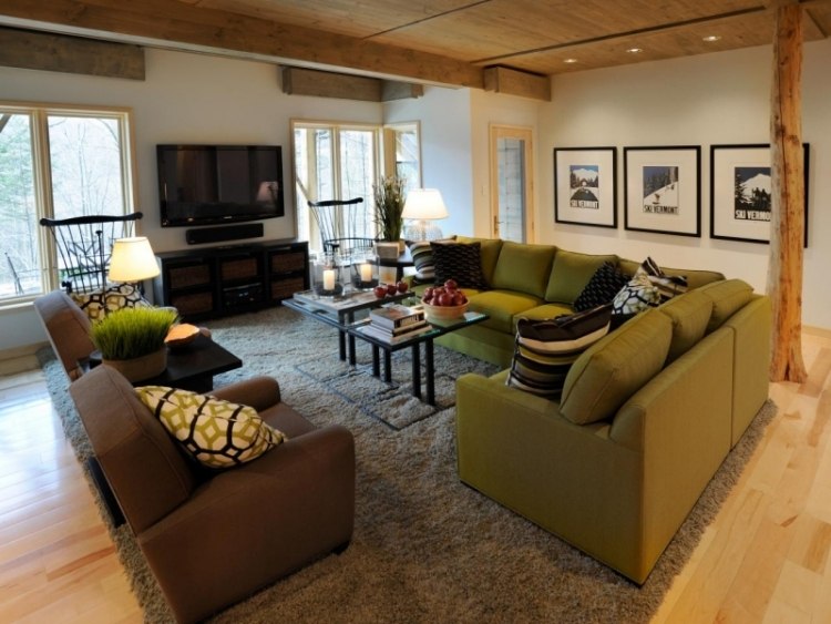 einrichtungsideen-wohnzimmer-braun-gruen-bilder-teppich-ecksofa-couch-polster-holzdecke-parkettboden-tvwand-fenster-couchtisch