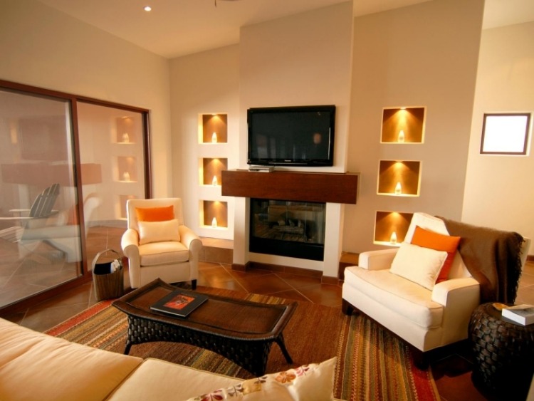 einrichtungsideen-wohnzimmer-braun-warm-farbe-teppich-sessel-kaminofen-couchtisch-ratan-indirekte-beleuchtung-cremeweiss-polstermoebel