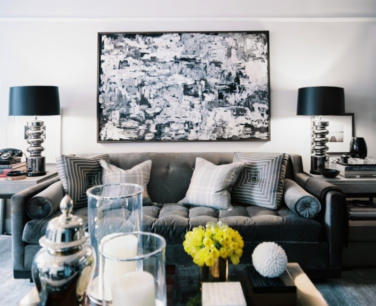 Einrichtungsideen fürs Wohnzimmer -grau-couch-polster-samt-kissen-muster-bild-expressionistisch-modern-tischlapmen-couchtisch-deko