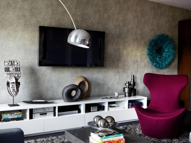 einrichtungsideen-wohnzimmer-grau-modern-sessel-lila-deko-teppich-leuchte-tvkonsole-fernseher-wandfarbe