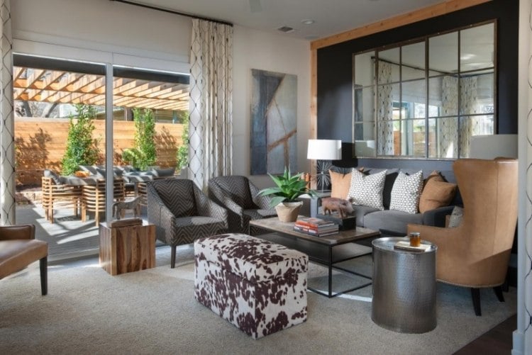Einrichtungsideen fürs Wohnzimmer -grau-rindfell-couch-sitzmoebel-polster-kissen-muster-terrassentuer-nebentische-deko