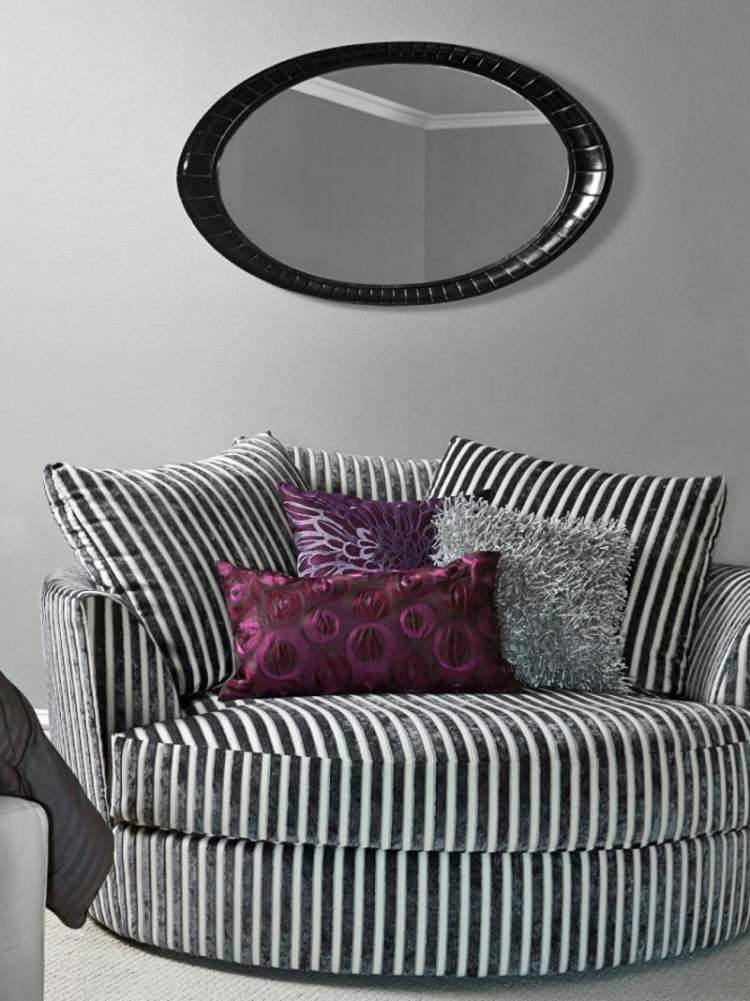 einrichtungsideen-wohnzimmer-grau-wandfarbe-couch-streifen-schwarz-weiss-spiegel-oval-kissen-lila-teppichboden