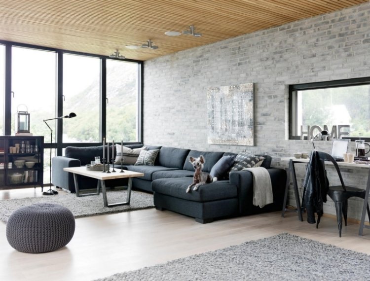 einrichtungsideen-wohnzimmer-grau-ziegelwand-ecksofa-hond-modern-fensterwand-deko-kissen
