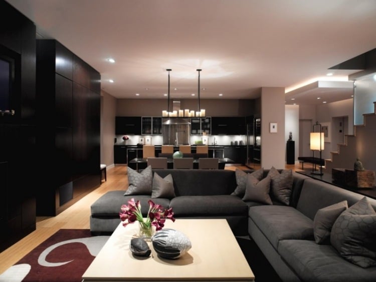 einrichtungsideen-wohnzimmer-graudunkel-wandverkleidung-schwarz-couchtisch-teppich-bordo-muster-offen-kueche-essbereich