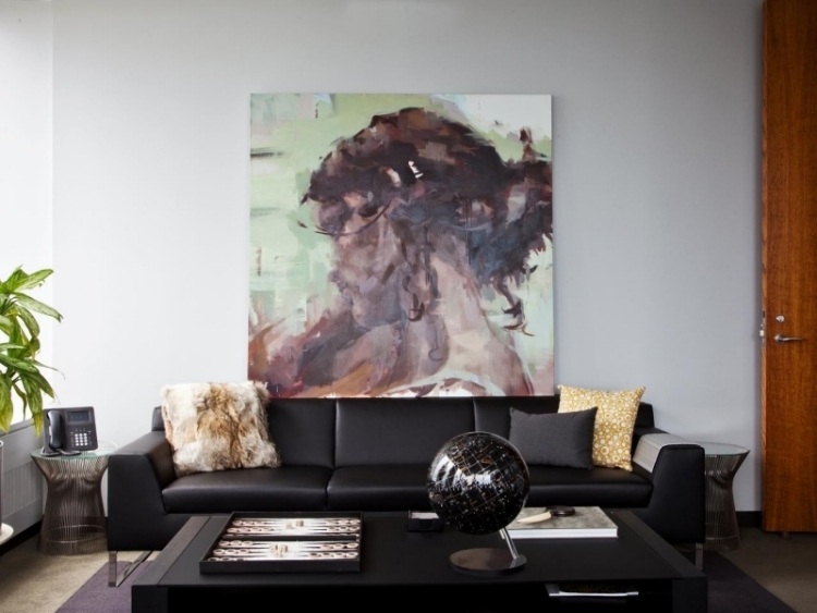 Einrichtungsideen fürs Wohnzimmer -schwarz-weiss-bild-kunst-kissen-deko-modern-couch-couchtisch
