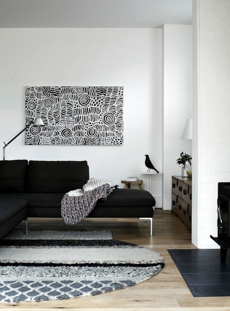 einrichtungsideen-wohnzimmer-schwarz-weiss-couch-bild-teppich-strick-voegel-figur-leselampe-decke