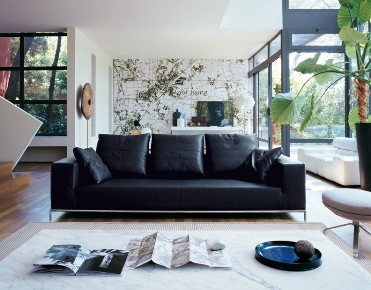 einrichtungsideen-wohnzimmer-schwarz-weiss-ledercouch-marmor-couchtisch-fototapete-glaswand-pflanze