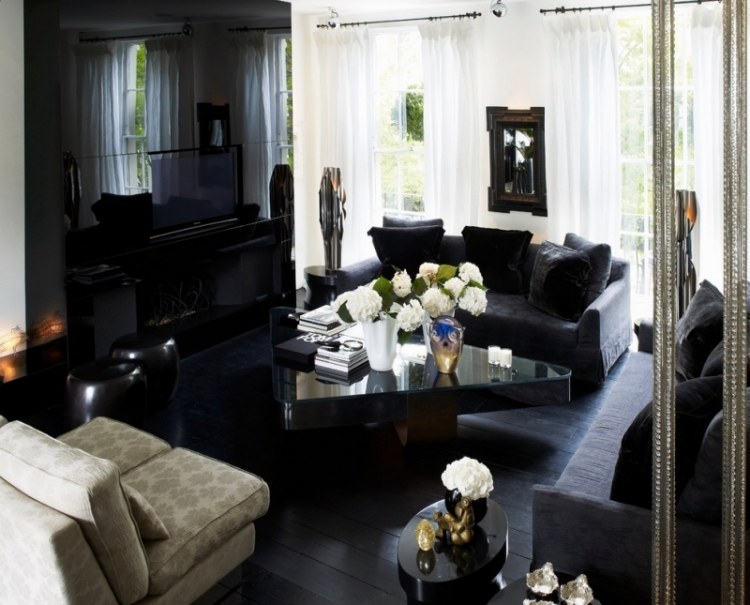 einrichtungsideen-wohnzimmer-schwarz-weiss-luxus-dunkel-blumen-vasen-vegoldet-sessel-polster-tvwand-hochglanz-fenster-gardinen