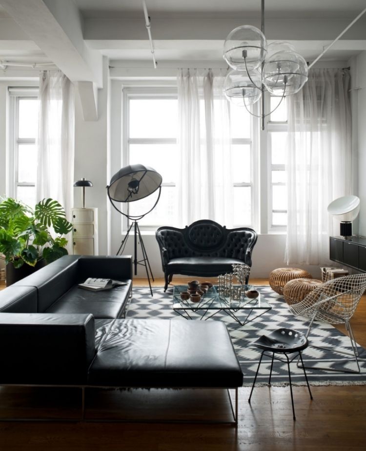 einrichtungsideen-wohnzimmer-schwarz-weiss-modern-teppich-gemustert-diamond-chair-pflanzen-kronleuchter-fenster