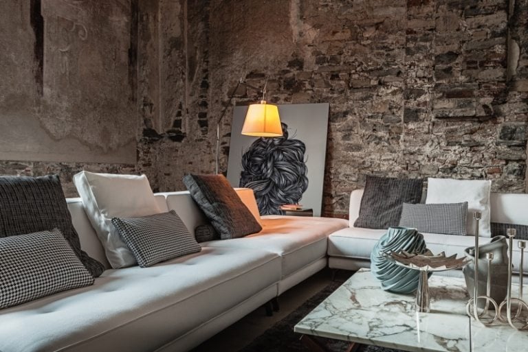 Einrichtungsideen fürs Wohnzimmer -sofa-marmor-couchtisch-industrialdesign-grau-weiss-schwarzleselampe-modern