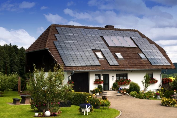 energieeffiziente-neubauten-finanzieren-sparen-kosten-solarpaneele