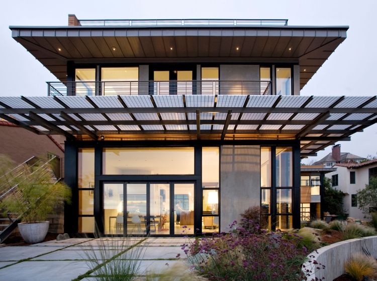 energieeffiziente-neubauten-solarpaneele-verglasung-terrasse