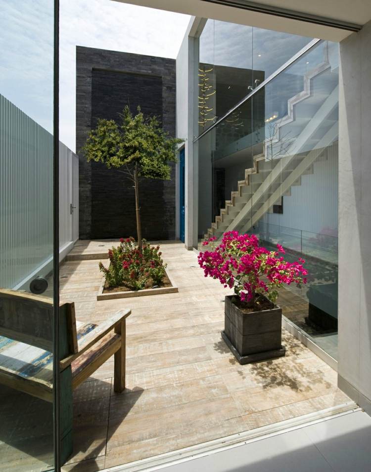 englische beach akzente innenhof design baum stuhl holz treppe