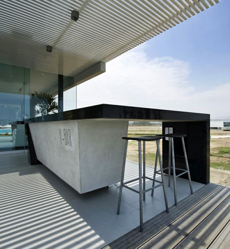 englische und beach akzente bar terrasse beton barhocker ueberdachung