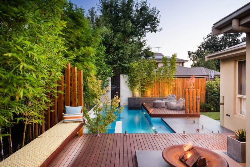 garten-mit-pool-bilder-holz-terrasse-sitzsacke-glasgelander