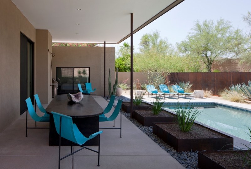 garten-mit-pool-bilder-terrasse-blaue-stuehle-sonnenliegen