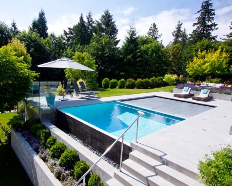Garten mit Pool bilder-terrassierte-lage-kies-sonnenliegen