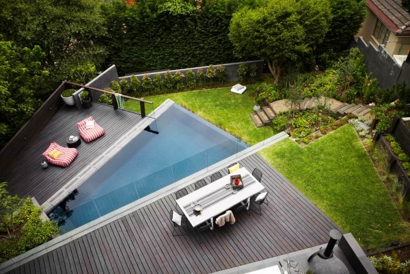 Garten mit Pool bilder-unterschiedliche-ebenen-terrassen-glas-gelander