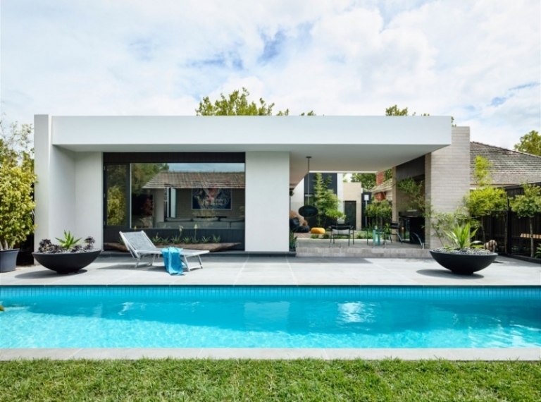 garten-mit-pool-modern-beton-terrassenplatten-schuessel-pflanzkuebel
