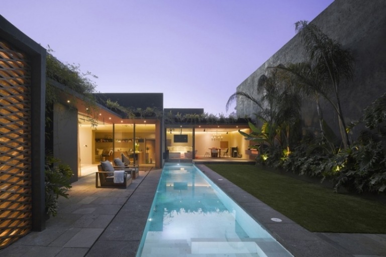 garten-mit-pool-modern-schmal-steinplatten-terrasse-rasenflache