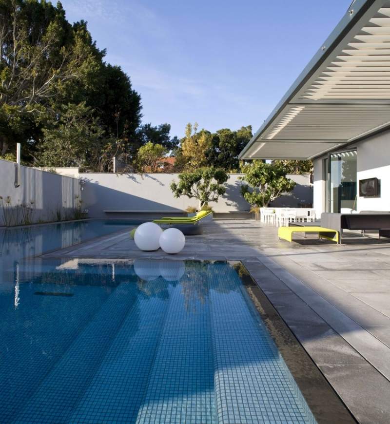 garten mit pool modern-terrasse-betonplatten-boden