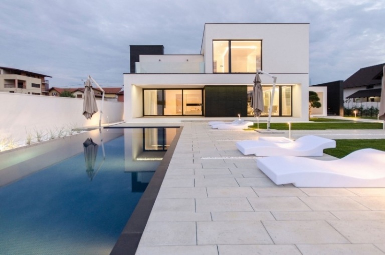 garten-mit-pool-modern-terrasse-steinplatten-weisse-sonnenliegen
