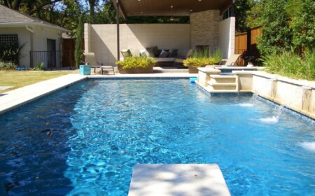 garten mit pool sprungbrett sitzbereich kamin ueberdachung wasserfall