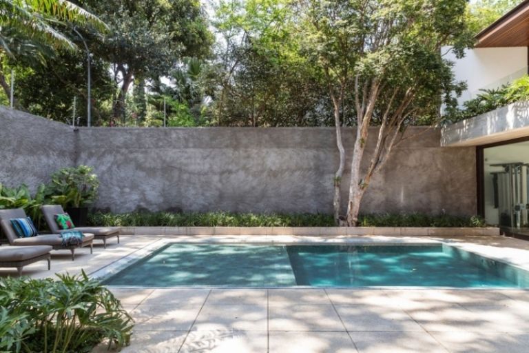 gartengestaltung-pool-beton-sichtschutzmauer-beton-bodenplatten