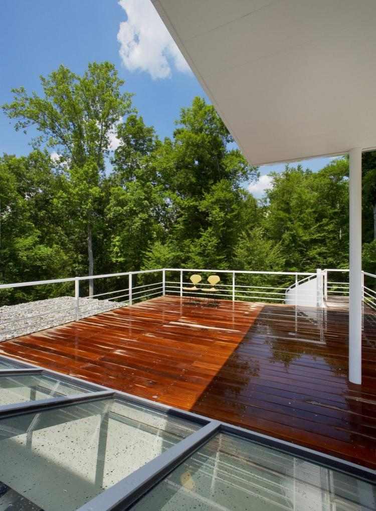 gartengestaltung-terrasse-modern-design-holzboden-obergeschoss-aussicht-baeume-natur