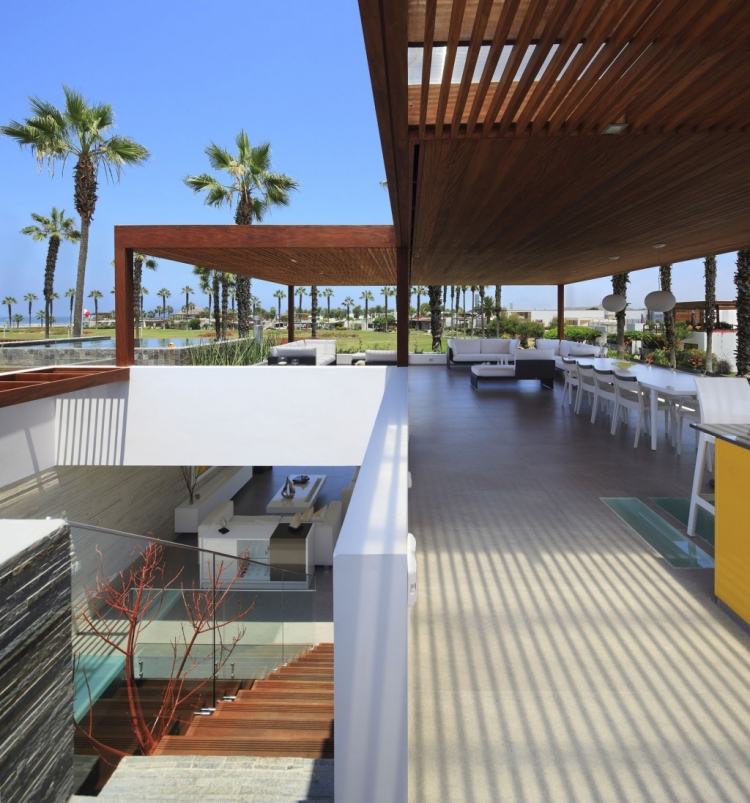 Terrassen- und Gartengestaltung -modern-design-palmen-aussicht-ueberdachung-pergola-holz