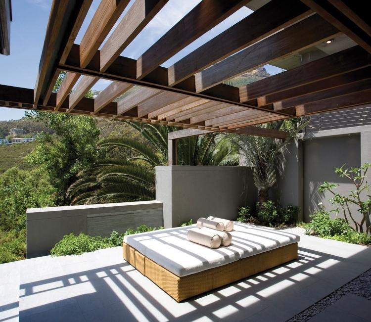 Terrassen- und Gartengestaltung -modern-design-pergola-holz-schatten-liege-tagesbett