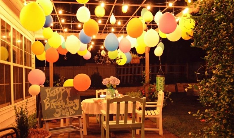 gartenparty deko lichterkette geburtstag terrasse pergola luftballons