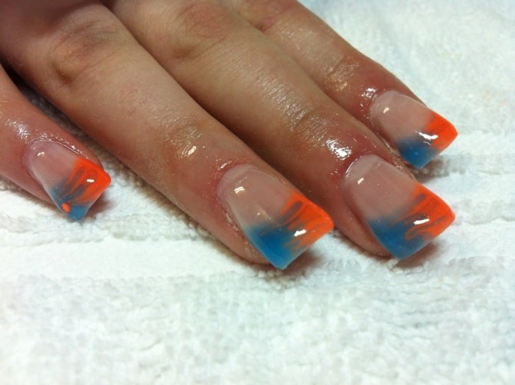gelnägel-mit-french-maniküre-orange blau mix sommer look