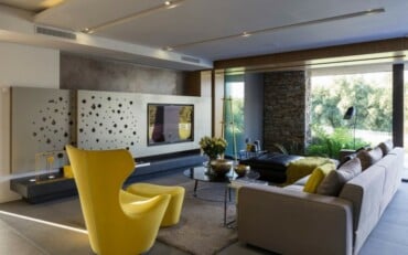 haus aus natürlichen materialien modern einrichtung sessel gelb sofa grau