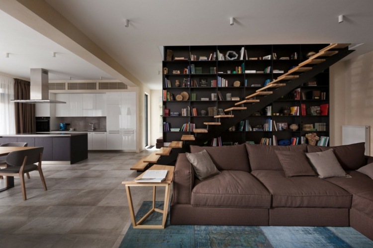 haus design mit akzent regal couch braun kissen treppe beistelltisch holz