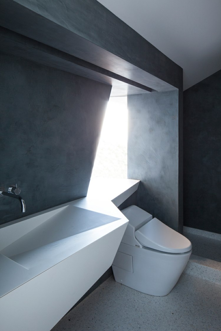 haus einrichtung weiss badezimmer beton toilette waschbecken modern design