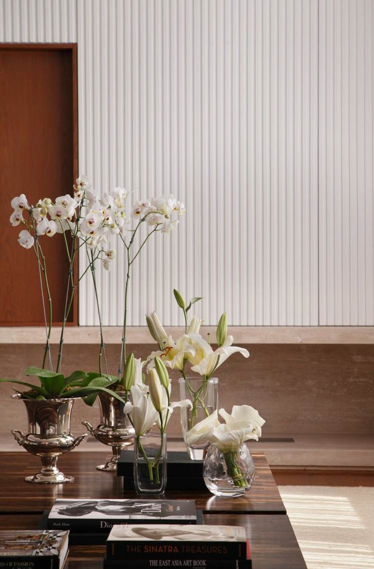 haus interieur in weiß und dunklem holz deko orchideen lilien