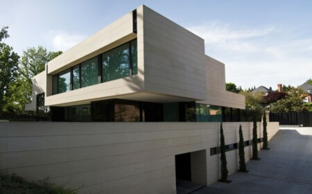 haus mit moderner wendeltreppe fassade hellgrau garage einfahrt