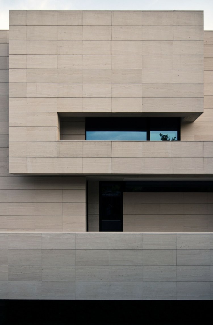 haus mit moderner wendeltreppe fenster balkon architektur idee